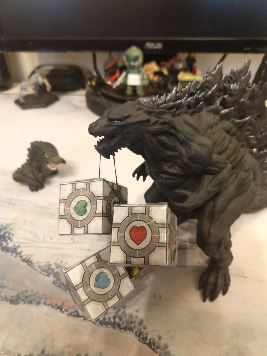 PaolaLiris's tweet image. Quando sei in ferie forzate e ti arrangi a fare gli addobbi natalizi a tema

#Portal #Portal2 #CompanionCube #AddobbiCasalinghi