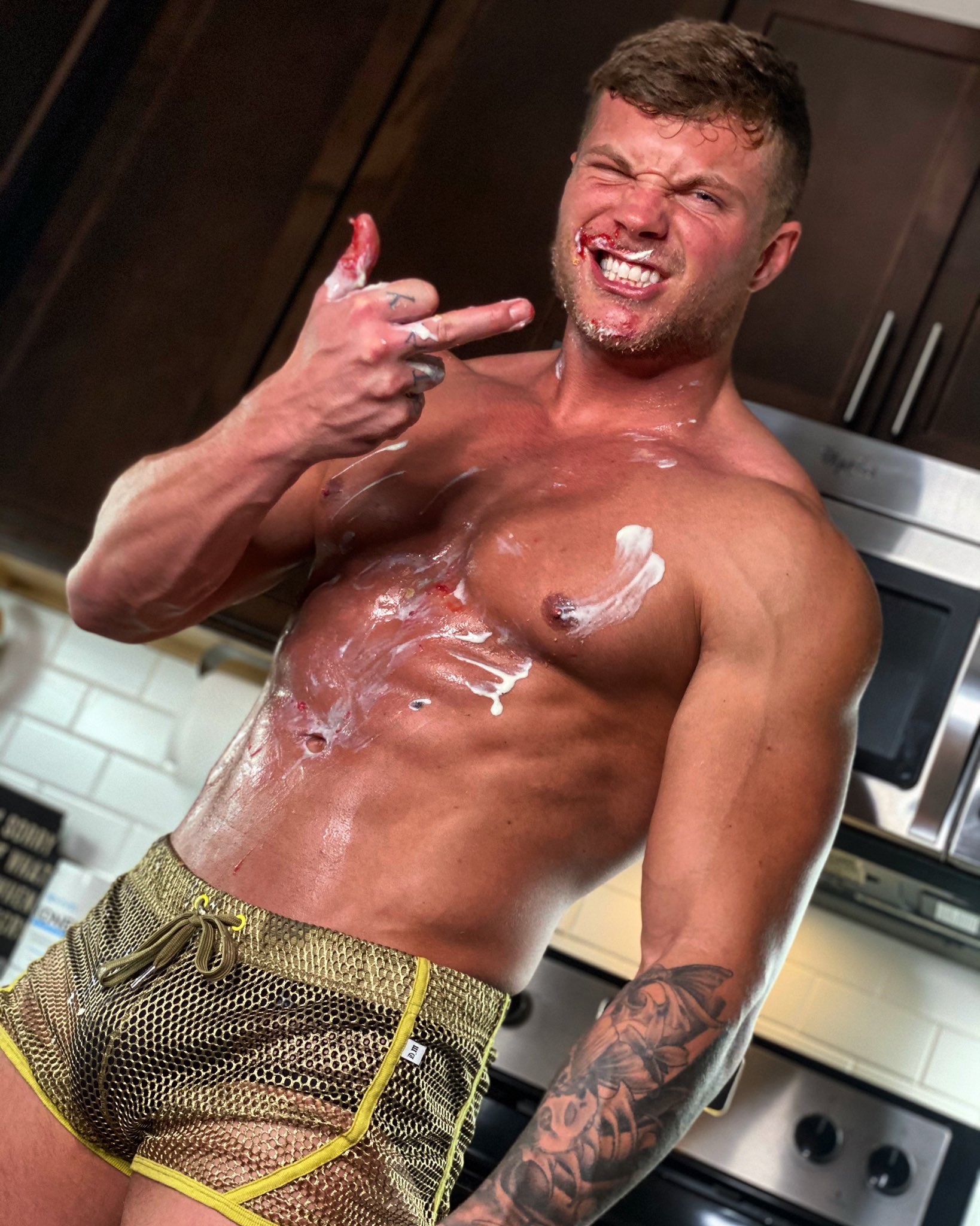 TW Pornstars - 1 pic. Curved King. Twitter. Post thanksgiving Noms 😋. 3:13  PM - 27 Nov 2020