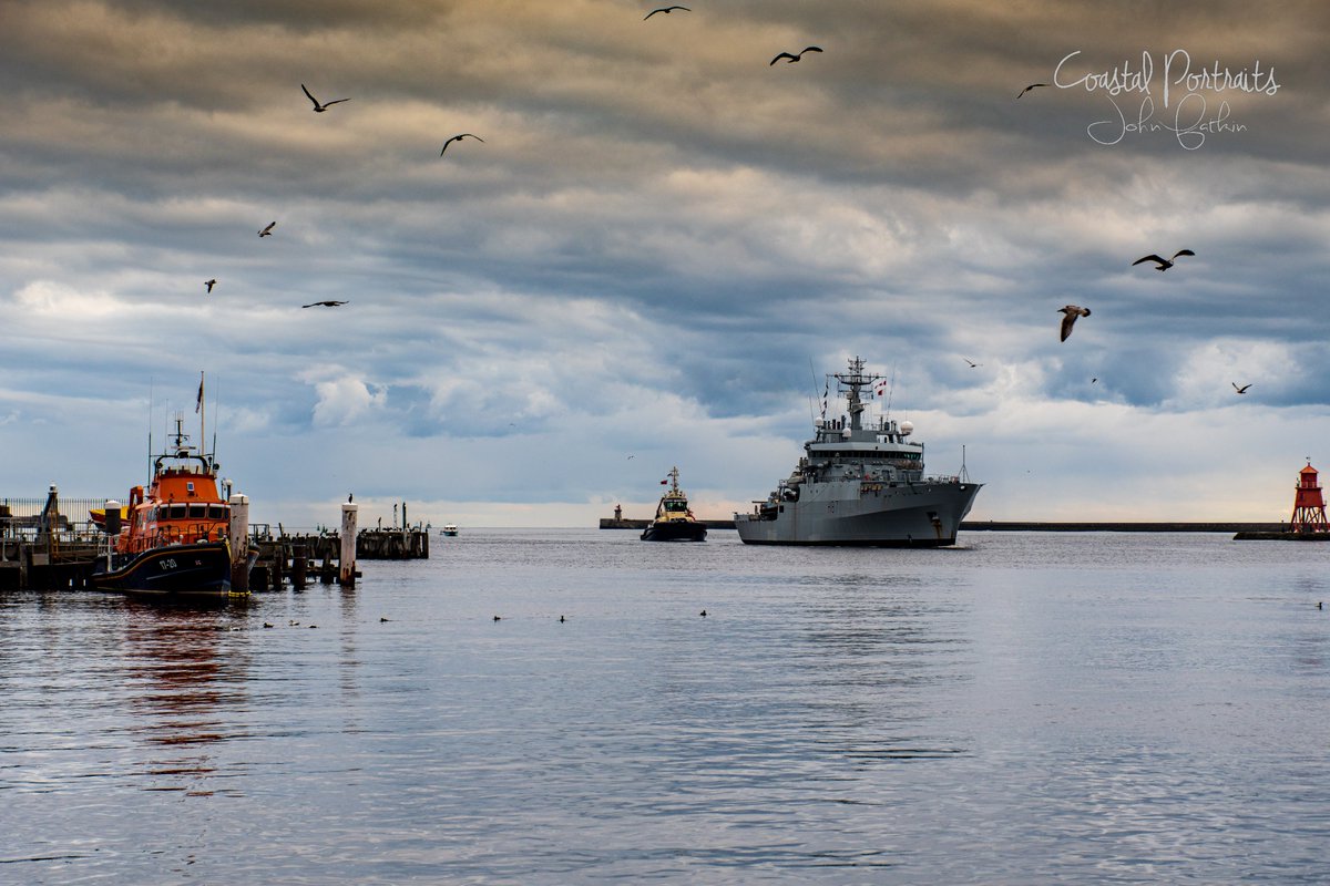 HMS Echo arrive on the River Tyne, dull moody day :( #StormHour #ThePhotoHour #HMS_Echo #RoyalNavy