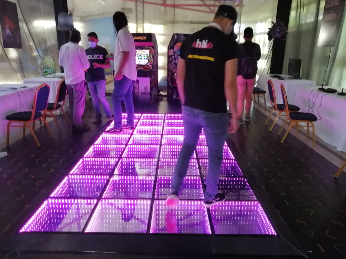 ponoccio's tweet photo. Todo listo para el evento tecnológico más grande del país
@Hackathonica

Esta es la zona gamer para los amantes de los juegos! https://t.co/nrjZDRGNiB