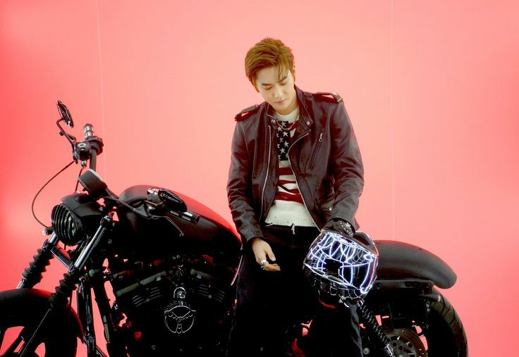 SUHOLOOK's tweet photo. junmyeon on a motorcycle https://t.co/VPUXfGZYQw