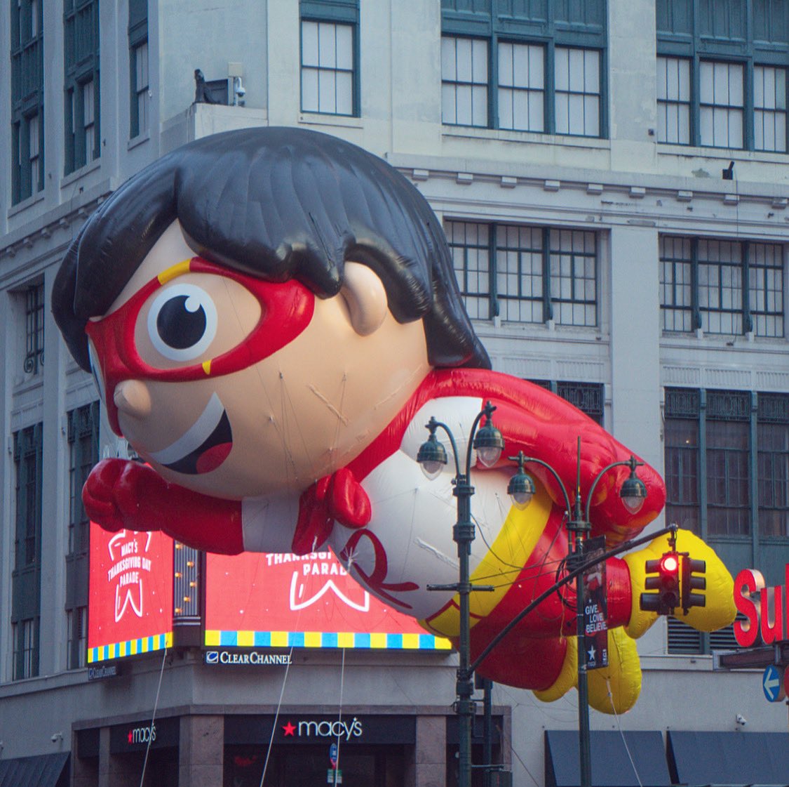 tommygeenyc's tweet photo. There is a new #Superhero in town! #RedTitan from #RyansWorld made his first appearance yesterday at the #Thanksgiving #MacysParade! πΊπΈ
#SonyImages #NYC π½ @Macys @TwitterMoments @nycgo @TimeOutNewYork @nycfeelings @newyorklovenyc https://t.co/yw5p0QWBbS