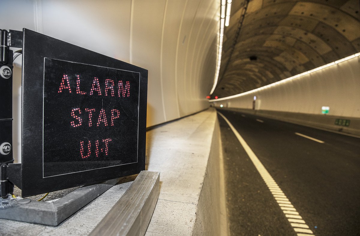 Gelukkig worden vluchtroutes in een tunnels bijna nooit gebruikt. Maar stel dat er een ernstig incident is? Bekijk in deze video welke installaties worden ingezet om ervoor te zorgen dat je snel en veilig van de ene naar de andere tunnelbuis vluchten: bit.ly/3q3XoCt.