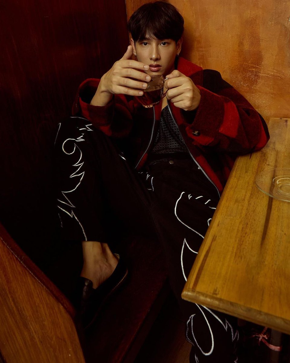 GunAtthaphanPH_'s tweet photo. [IG Update] ¦ 112720

Gun be like: Coffee, tea or... Me? 🔥🔥

@AtthaphanP

#กันอรรถพันธ์น่ารักกว่าที่คิด
#GAPPHUpdates
#GAPPHIGUpdates
#GunAtthaphanPPH https://t.co/ZgQbMECfTd