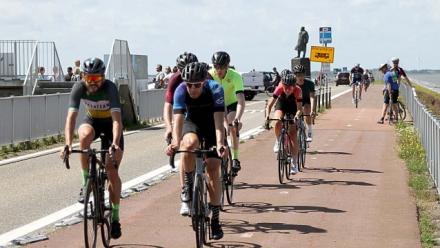 Die stoere, rechte en schitterende #Afsluitdijk wil ik nú ervaren. Ik kan dit verlangen niet tot ná 2025 bewaren. 
<a href="/CvNieuwenhuizen/">Cora van Nieuwenhuizen</a> en <a href="/Rijkswaterstaat/">Rijkswaterstaat</a>: ik kijk ernaar uit dat de dijk snel weer voor fietsers en wandelaars opengaat. #OdeaandeAfsluitdijk