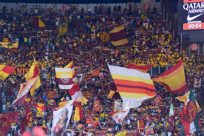 ASRomaArabic's tweet image. تهانينا من العاصمة الإيطالية لنادي @AlAhly بعد فوزه بدوري أبطال إفريقيا للمرة التاسعة في تاريخه! 🏆🔴