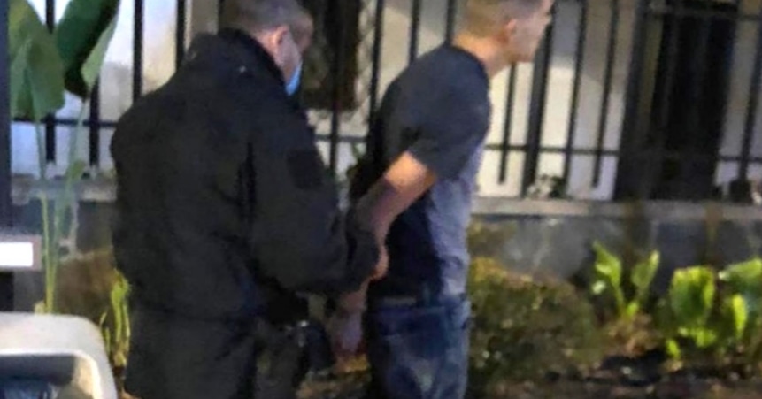 Un magrebí ha sido detenido en Playa del Inglés cuando robaba en un bungalow, propiedad de un residente. El asaltante, de unos 25 años de edad, fue sorprendido en el interior del inmueble por el dueño en la tarde del jueves, 26 de noviembre de 2020, hacia las 19.00 horas. https://t.co/9LUE6H4EqY