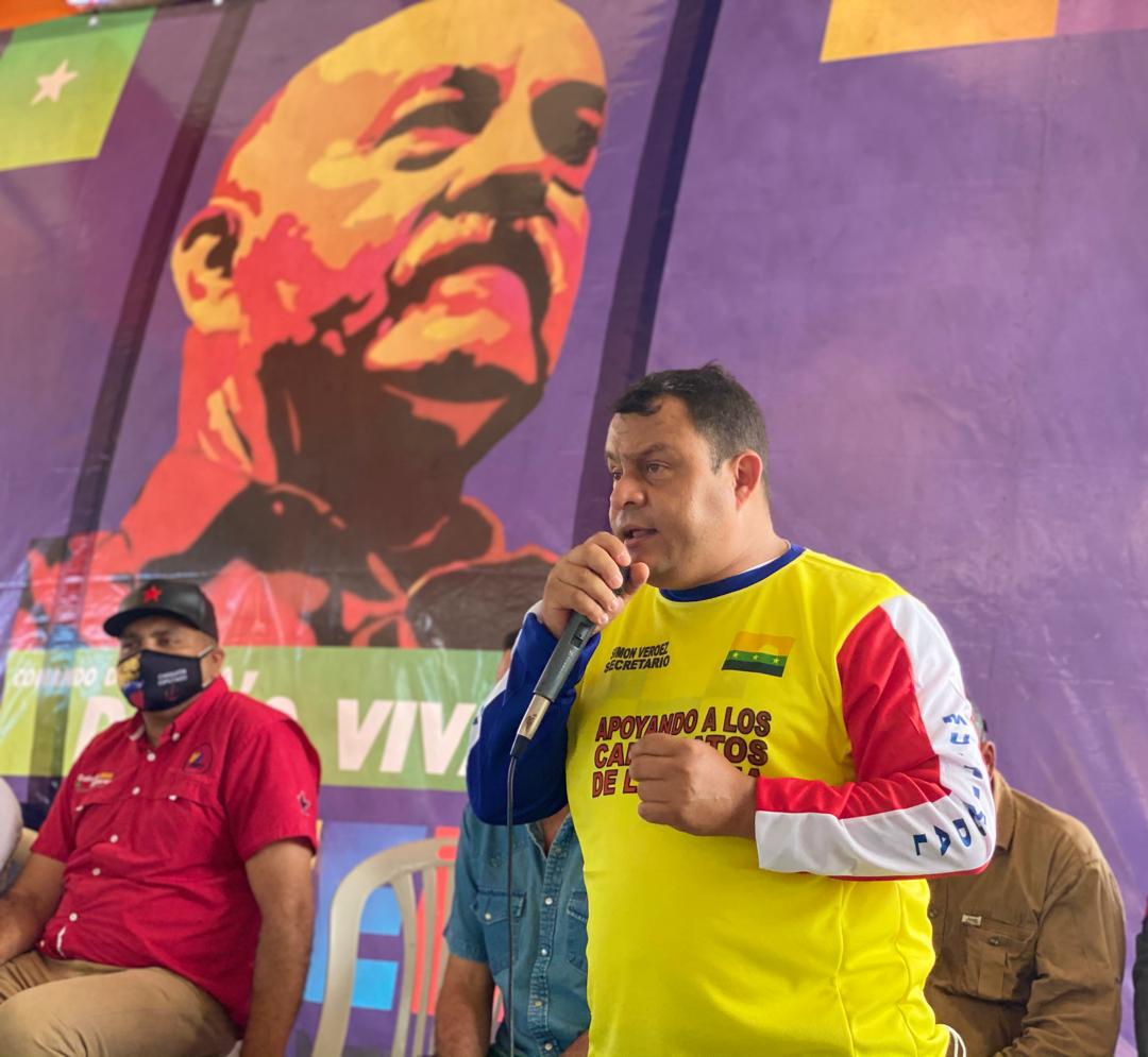ELOYSULBARAN's tweet photo. Encuentro con mis colegas transportistas de Nueva Esparta, a pocos días de la elección por la paz de Venezuela seguimos movilizando los motores de la Patria, preparando a nuestra gente para que vayamos juntos por el rescate de la dignidad 

#100AñosAviaciónBolivariana https://t.co/zbnRGmTBnJ