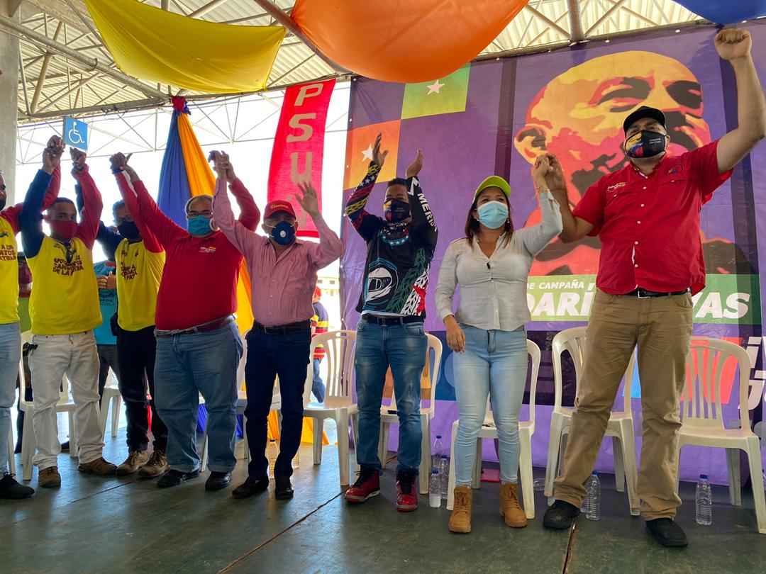 ELOYSULBARAN's tweet photo. Encuentro con mis colegas transportistas de Nueva Esparta, a pocos días de la elección por la paz de Venezuela seguimos movilizando los motores de la Patria, preparando a nuestra gente para que vayamos juntos por el rescate de la dignidad 

#100AñosAviaciónBolivariana https://t.co/zbnRGmTBnJ