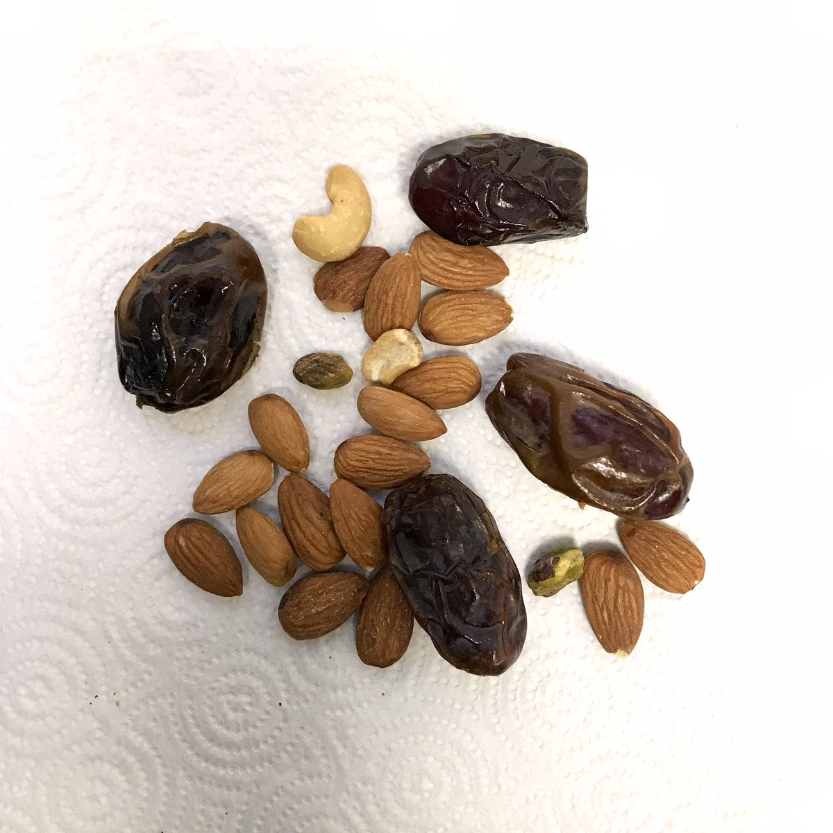 bitar_mireille's tweet photo. Pathologists spend long hours in the office and behind the scope.. so fuel your brain with the right food.. Mine are date and nuts..What is your favorite office snack ?#officesnack #pathologist https://t.co/1LlV5DCRLi