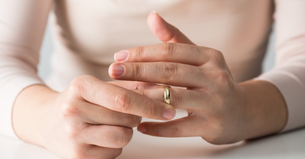 Кольцо дипинса. Почему крутят кольцо. Перстень на большом пальце. Почему крутят кольцо. Кольцо gif.