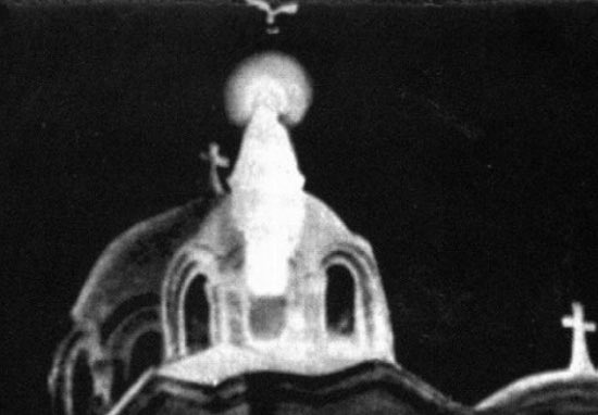 MarionLglt's tweet photo. Apparitions de la Vierge Marie à #Zeitoun au Caire en 1968 sur le toit d’1 église copte orthodoxe (photo), dans 1 monastère en 1979 et plusieurs en Haute Égypte.
Ce soir je prie pour les #coptes persécutés par les islamistes.
Nous ne pouvons pas fermer les yeux! #PrayForCopts https://t.co/hONTFCJ1NU