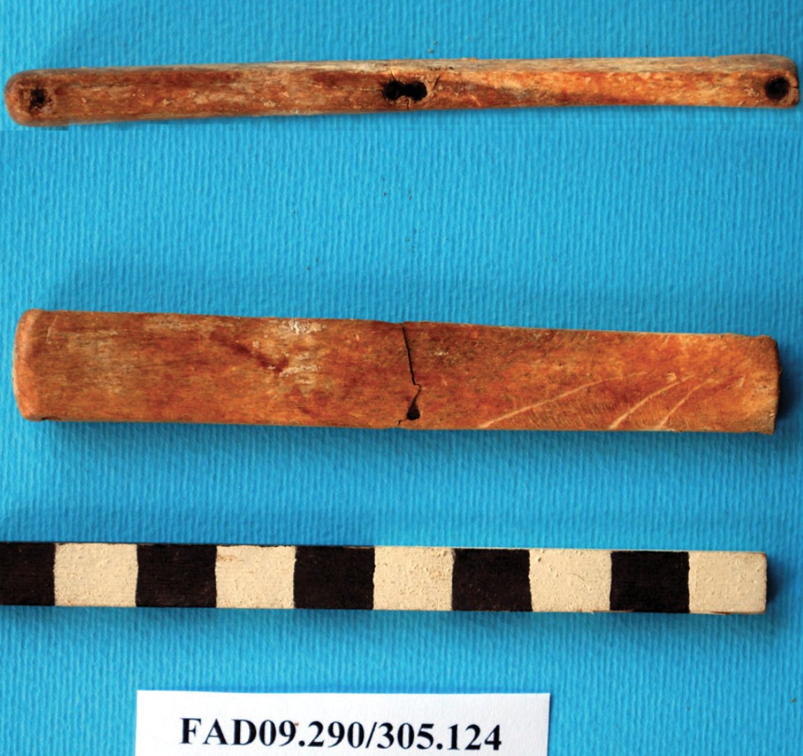 Unique find No.1, a small bone beam for weighing precious commodities. It's the only example attested in the Levant, and is also slightly earlier than the scale beams found in Anatolia and the Aegean (dated to the mid-3rd millennium BC). (3/5)