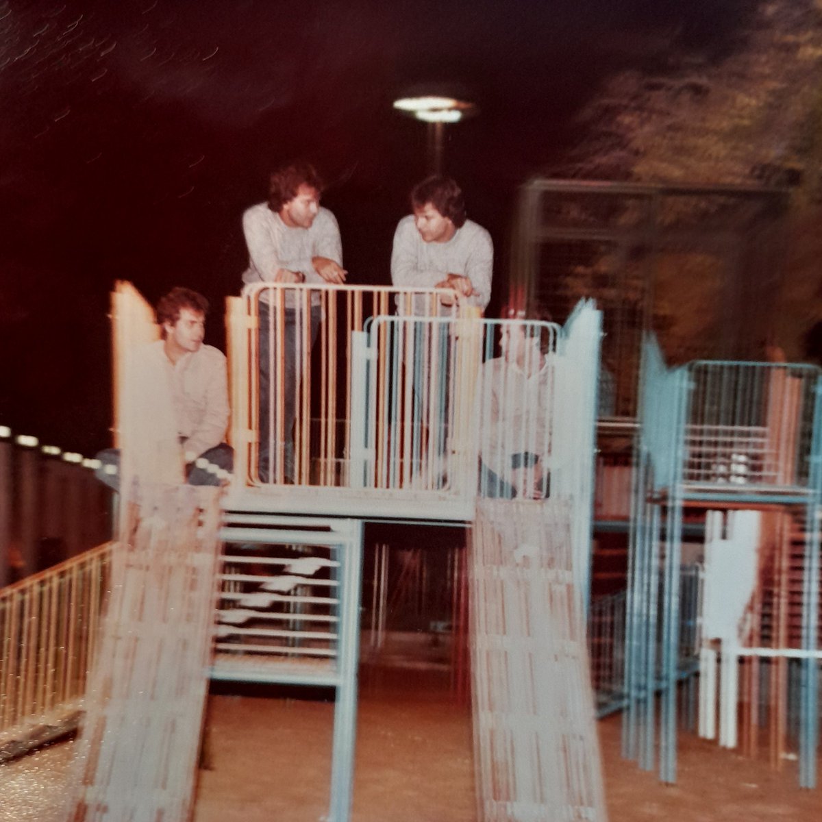 y a falta de uno hay DOS el hermano mellizo y los llamaban hermanos macana se imaginaran xq ajdjsjs a los gallagher quien los conocee