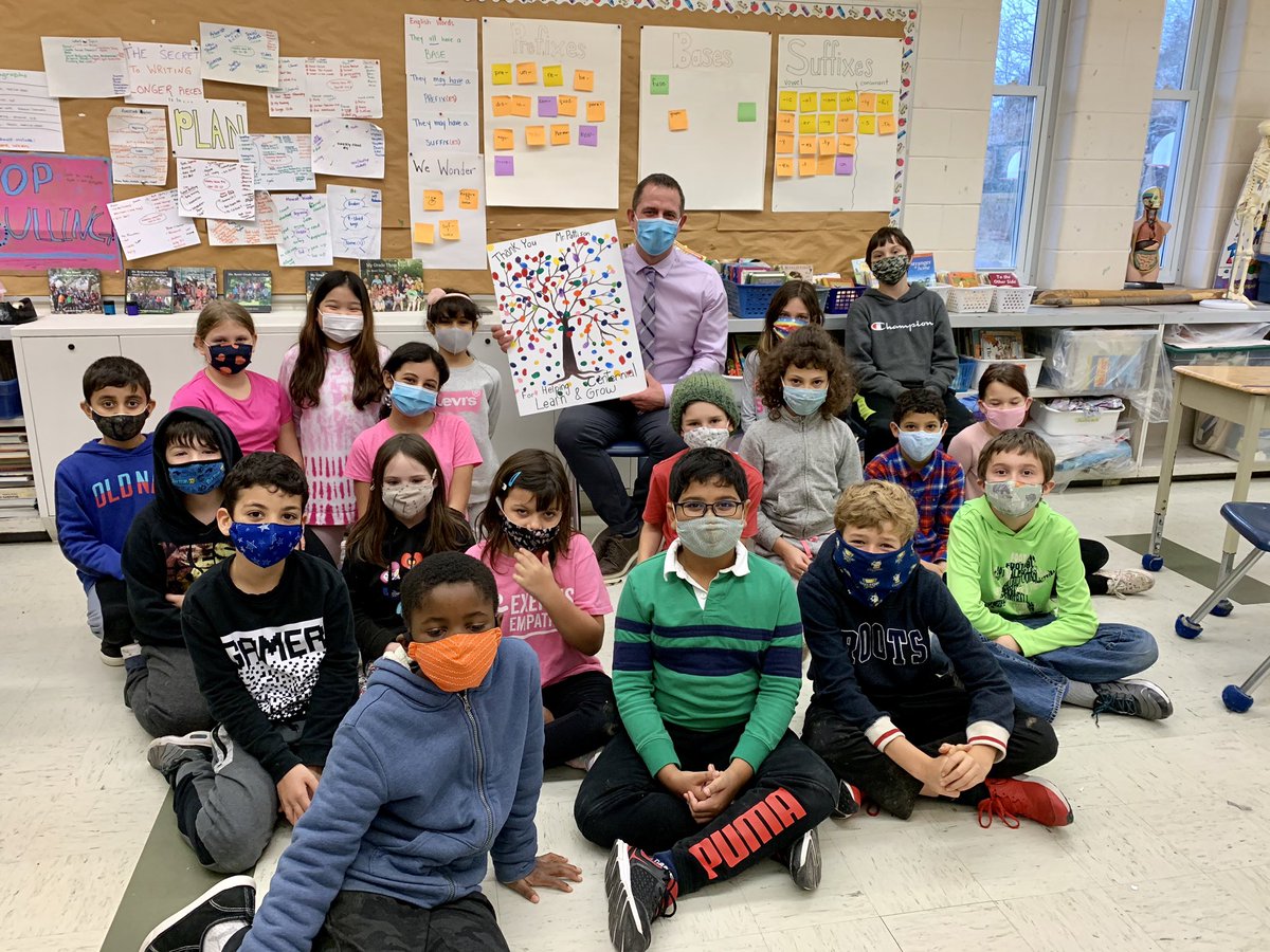 Handleyklw's tweet photo. What a special ending to our week. Mr. Pattison came for a visit! 😊Thank you for coming and we hope you are enjoying your new school. You rock! #Soarlikecomets https://t.co/mDxxI6oetc