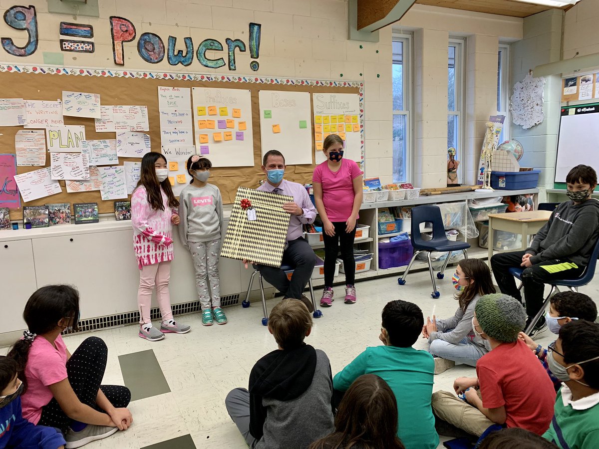 Handleyklw's tweet photo. What a special ending to our week. Mr. Pattison came for a visit! 😊Thank you for coming and we hope you are enjoying your new school. You rock! #Soarlikecomets https://t.co/mDxxI6oetc