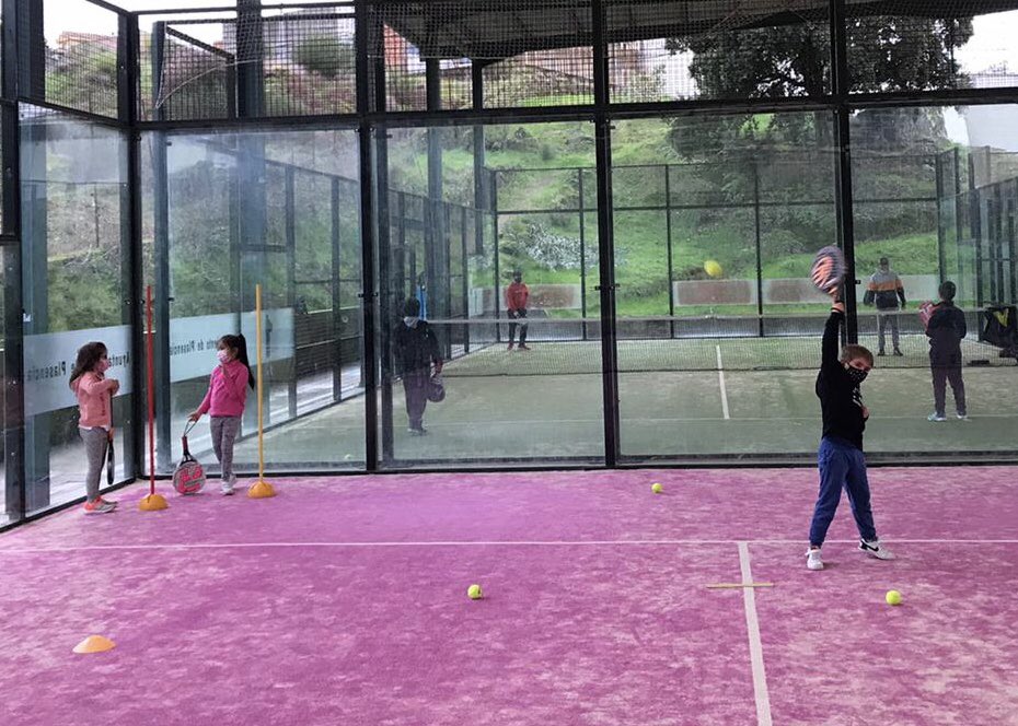 Disfrutando de una tarde estupenda de padel al aire libre, en las pistas municipales de la Ciudad Deportiva de Plasencia.