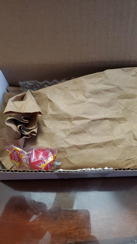 alex13mod's tweet photo. @Console5dotCOM Theres nothing  better when receiving a package  and receive candy. 
Thank you!
#gamegear #gg #console5 https://t.co/YAoYEt2wn6