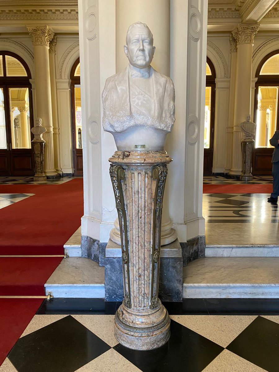 Parece frágil pero así como lo ves el busto de Yrigoyen se rompe menos que la UCR