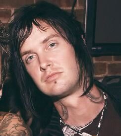 xuliiiiiiiiii's tweet photo. cortei o cabelin falando que era pra ser a ramona flowers, mas por dentro eu só queria ser o the rev do avenged sevenfold mesmo KKKK baterista foda do cara*** ♥️
#A7X #riptherev https://t.co/otBigHcOJr