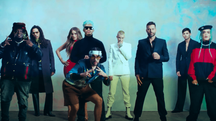 escandalamx's tweet photo. Hermanas, ¿No qué #BadBunny se iba retirar? El cantante acaba de lanzar nuevo video con mi #RickyMartín, #SofíaVergara y #KarloG, acá les cuento todos los detalles de su nuevo disco 👉 https://t.co/l5ZOBvhX7l https://t.co/6L3Zy1zsTG
