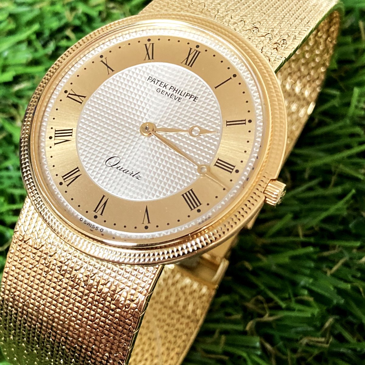 Est_1897's tweet photo. We hope this will brighten up your weekend, the glorious 18ct Gold Patek Philippe Calatrava 3744/1!
Is this the definition of elegance?
#Patek #Philippe #PatekPhilippe #Calatrava #Gold #PatekTime #LuxuryStyle #Est1897 https://t.co/SvTGcG16YI