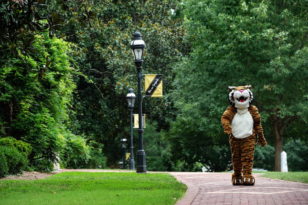 randolphcollege's tweet photo. Need to work off some of that Thanksgiving meal? Download a walking app and run or walk for our virtual 5K—wherever you are—anytime between now and #GivingTuesday on Dec. 1! Then share a selfie with the hashtag #RandolphTogether. Get all the details at https://t.co/8Qxq8CuWGb. https://t.co/ylJ0KkdigS