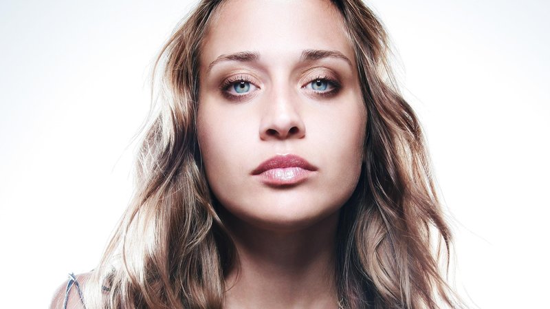 Fiona Apple le dedica su nuevo tema a una amiga que la ayudó a sobrellevar el bullying que sufría en el colegio. ¡Escucha "Shameika Said"! bit.ly/3nL65zs 🧡💛