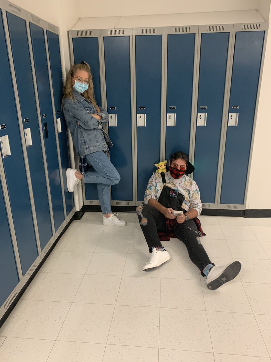 Ms_Siok's tweet photo. Looking hella fly for 90’s day @StPatricksOCSB ✌️#90sgrunge #SPHIrishFamily #IAmStPats https://t.co/H3ll1Woqb3