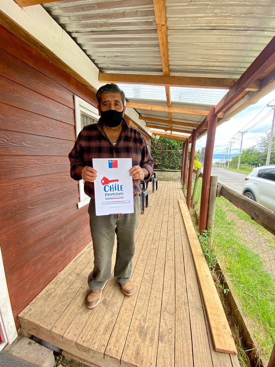 LosRiosBBNN's tweet photo. ¡Y seguimos cumpliendo el sueño de familias de #LosRíos! Hoy, la unidad de regularización de @LosRiosBBNN, entregó 27 títulos de dominio a familias de los sectores de #Tringlo, #LasJuntas, #Ignao y #Riñinahue de la comuna de #LagoRanco. ¡Felicidades para todas ellas! https://t.co/na9fTcdauh