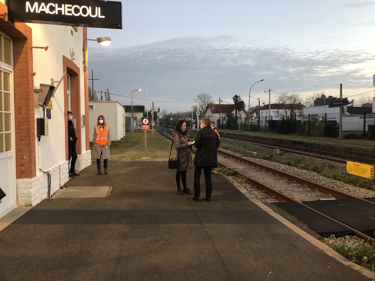 NGuitardDiouf's tweet photo. ⁦@TERPays2LaLoire⁩ aujourd’hui en gare de Machecoul, sensibilisation des scolaires aux risques ferroviaires en gare. Le pictogramme clignote, je ne traverse pas. Le train ne partira pas sans moi! https://t.co/K7cVEf7aME