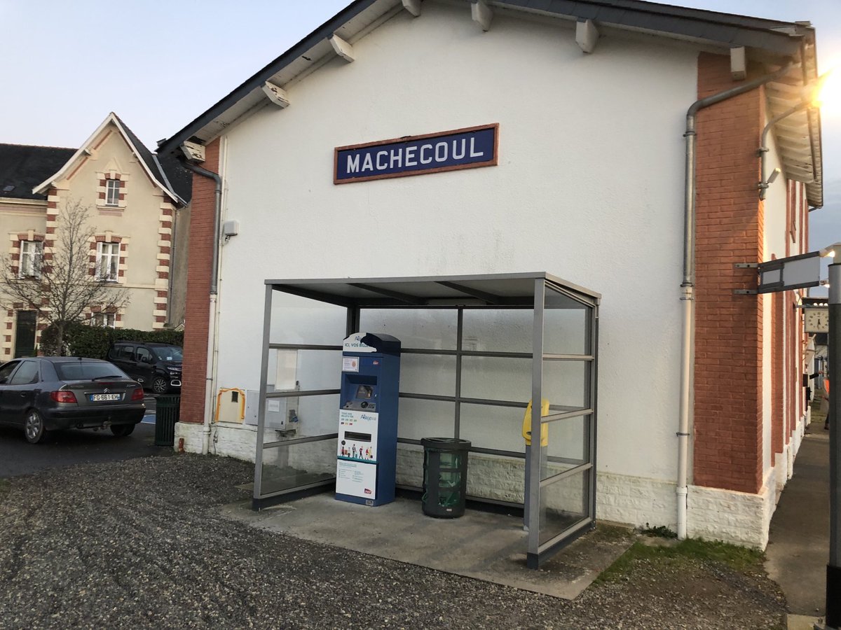 NGuitardDiouf's tweet photo. ⁦@TERPays2LaLoire⁩ aujourd’hui en gare de Machecoul, sensibilisation des scolaires aux risques ferroviaires en gare. Le pictogramme clignote, je ne traverse pas. Le train ne partira pas sans moi! https://t.co/K7cVEf7aME