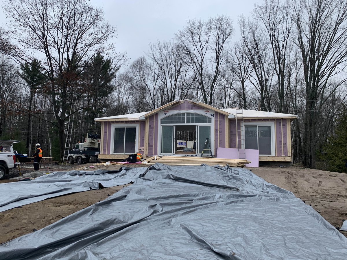 RoyalHomesCan's tweet image. This old oak watches a new #refab #cottage assemble on #AlportLake for our client Sandra and her family. We’re halfway home. And it’s not even noon! #prefabhomes #cottages #custombuilt #Bracebridge #Muskoka #royalhomesinnisfil