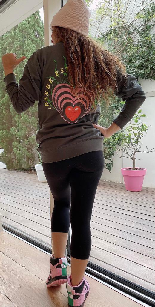 shakira tweet picture