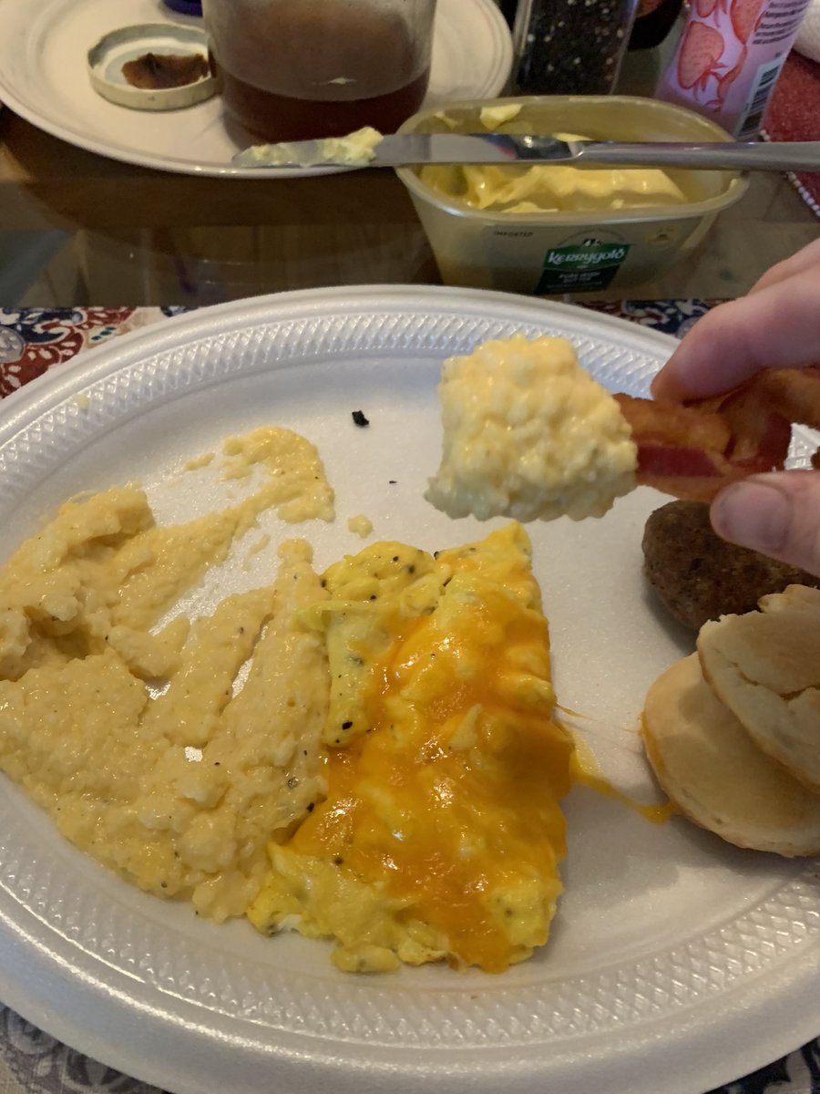 SassFromScratch's tweet photo. When there’s crispy bacon to go with cheese grits, spoons need not apply. #breakfast https://t.co/uvk46u9a1q