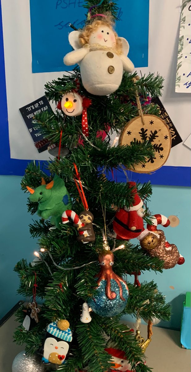 EyePrimaryYear2's tweet photo. Year 2 enjoyed decorating our crazy little class Christmas tree this afternoon! 🎄 https://t.co/yFB4vgRZCQ