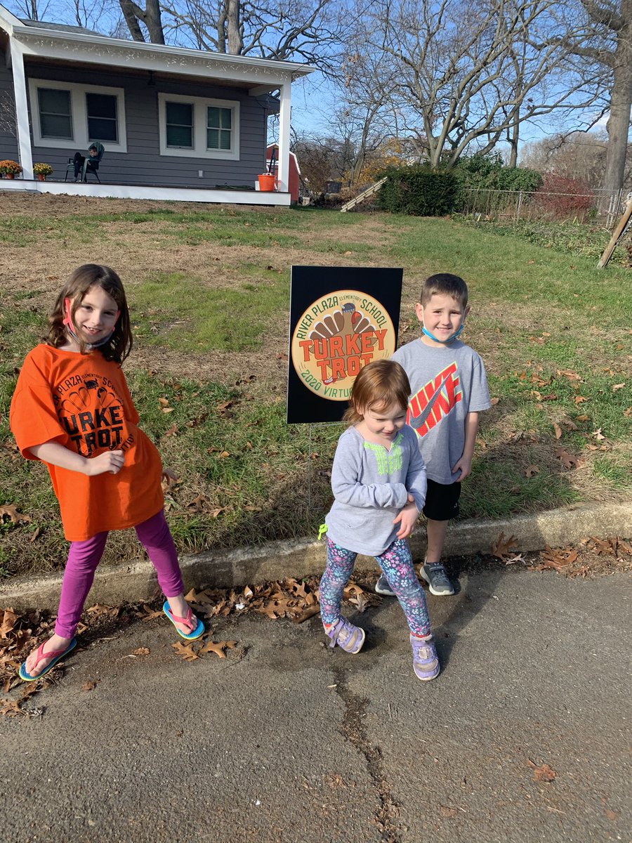 cobrie05's tweet photo. We found 4! #RPTurkeyTrot @RPPrincipal @ChristineWesse4 @River_Plaza_PFA https://t.co/p74ksTbxQP