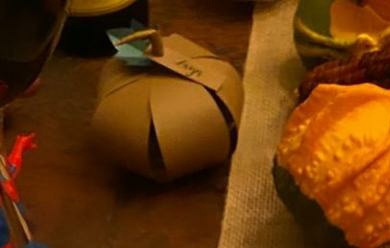 ZaynSquadBrasil's tweet image. Gigi postou essa foto no Instagram Story. Podemos ver o nome do Zayn naquela decoração ali no fundo.