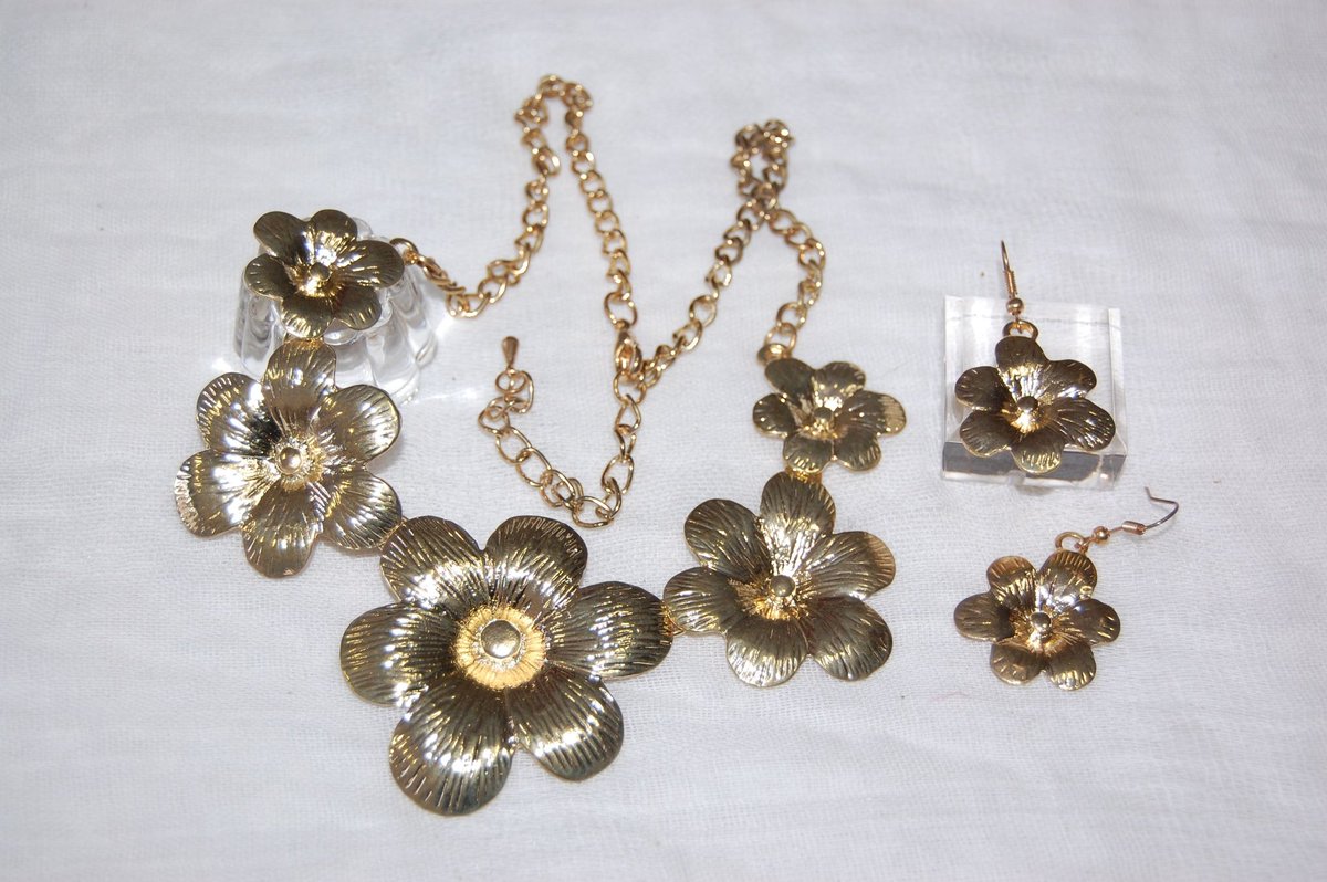 conjuntadisima's tweet photo. ⭐ Ideas para regalar o lucir?
👉 Un fantástico conjunto de gargantilla-collar y pendientes a juego, ideal lucir en cualquier ocasión, a un precio rebajado y mensajería rápida.😉
📲 https://t.co/1EfBjgXio7 ✨
#regalonavidadmujer
#regaloamiga
#tiendacomplementos
#conjuntadisima https://t.co/mreVueFrPV