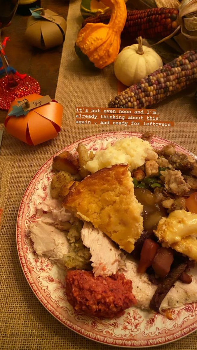 ZaynSquadBrasil's tweet image. Gigi postou essa foto no Instagram Story. Podemos ver o nome do Zayn naquela decoração ali no fundo.