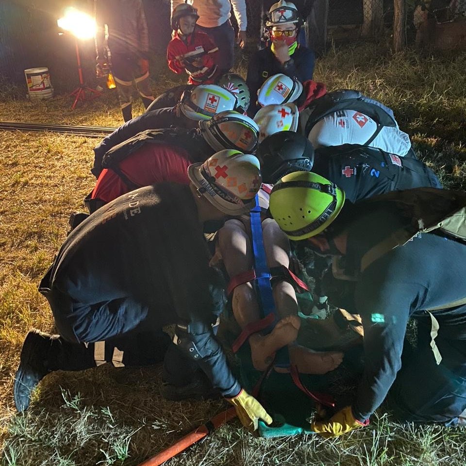 CruzRoja_MX's tweet photo. Aunque esto es solo una simulación, reafirmamos el compromiso con la sociedad y nos capacitamos para brindar apoyo.  #Simulacro #EstructurasColapsadas https://t.co/NxagUCqRLM