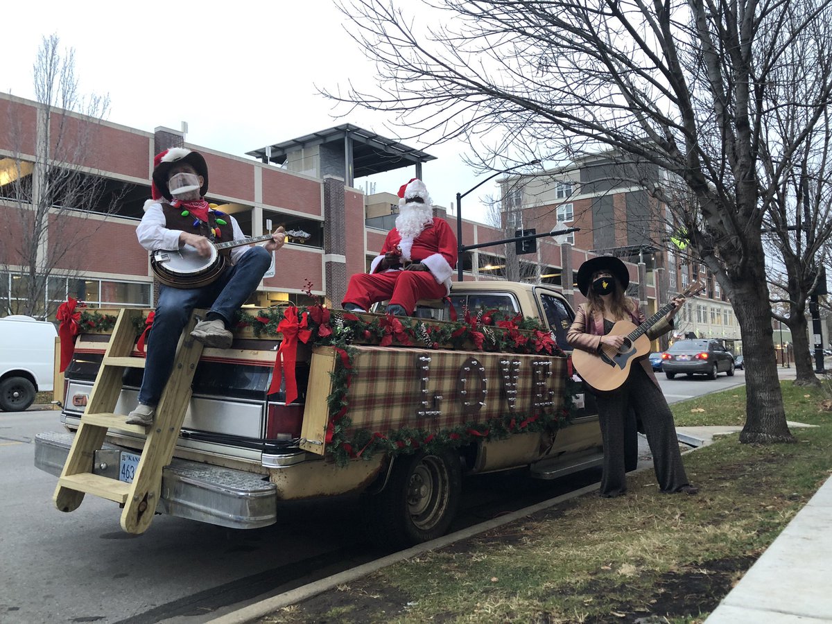 LawrenceArtsCtr's tweet photo. TONIGHT AT 6pm, tune into a fun virtual holiday lighting celebration with our friends from @downtwnlawrence, @lawrenceks,@dronelawrenceks, sponsor @TMobile and musicians @RicAverill &amp; Jenna Rae (&amp; see Santa, too)! 

YouTube link: https://t.co/Nj8znSUnfF https://t.co/XTG9TGdkfU