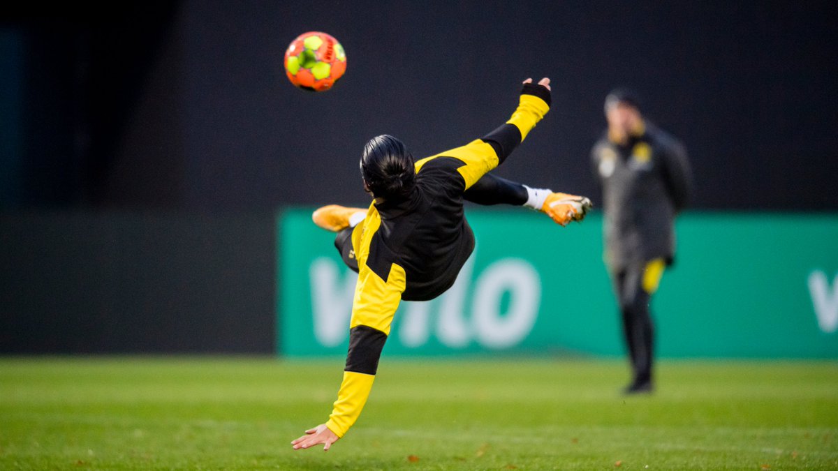 BVB's tweet photo. 🤸 Pöhlen wie Emre. https://t.co/QpwcOrWij6