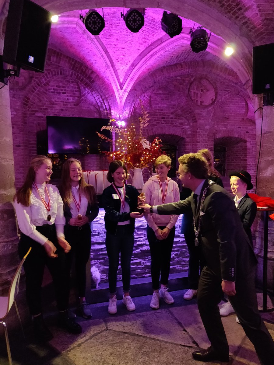 We hadden de @GoudaHelpen genomineerd voor het Goudse jeugdlintje. Uit handen van de burgemeester <a href="/PieterVerhoeve/">Pieter Verhoeve</a> hebben ze een prachtige bokaal in ontvangst genomen! #jeugdlintje #goudsester #Noortje #Floortje #Christie #Kiene #Yente