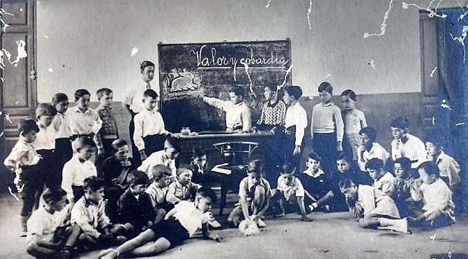 AETorrellencs's tweet photo. Fa uns dies, vam publicar un seguit de documents de memòries que ens explicaven com eren les escoles a Torrelles durant els anys previs i posteriors a la Guerra Civil. https://t.co/lpflSqKLkL