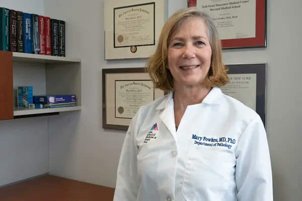 Dr. Mary Fowkes, 66yo Neuropathologist, Mt Sinai, NY, died 11/15.  In Spring, only 4 pathologists were willing to risk their lives to autopsy covid pts; with protective equipment in short supply, she reused her n95 for a week at a time. #healthcareheroes nytimes.com/2020/11/26/hea…