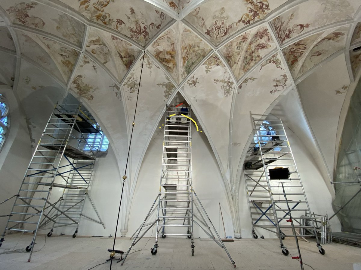 DanielOudman's tweet photo. Na maanden werk fase twee gereed. In januari weer verder met de kooromgang. #conserveren #consolideren #schilderingen #kerk #Harderwijk in opdracht en samenwerking met bouwhuis Journee #steiger gaat er volgende week uit, #zuidtransept #gereed #kalk #restauratoren #nederland https://t.co/rMN7iJ6rco