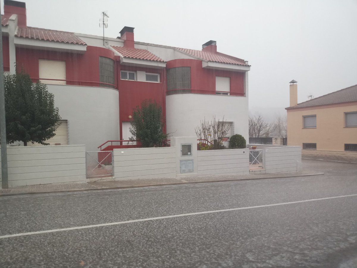 karlos_f's tweet photo. En #Benageber pasan de 4 horas sin luz, gente mayor sin calefacción... Iberdrola dando largas sobre la avería.
¿Hablamos de despoblación?
 #tormenta #luz #averias #DesarroRural #despoblacion @Tiempo_Valencia @Hardacho @levante_emv @lasprovincias https://t.co/QXMoNvj8LL