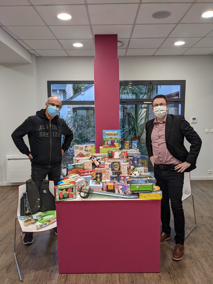 ChantepieCmb's tweet photo. La Caisse de Chantepie reçoit de la part de l'UAS Ouest-France 100 jouets pour le Secours Populaire. 😃

@WeAreArkea  @CMB_DD35 @UTPOTERIE https://t.co/LKE64rGCEs