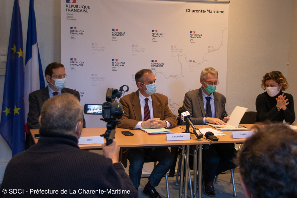 #COVID19 I Conférence de presse ce jour avec le préfet de la #CharenteMaritime, le directeur de l'ARS, le directeur des finances publiques et la directrice de cabinet pr revenir sur la nouvelle phase d'allègement du confinement à partir de demain et rappeler les aides économiques https://t.co/YUQyAaMSAi